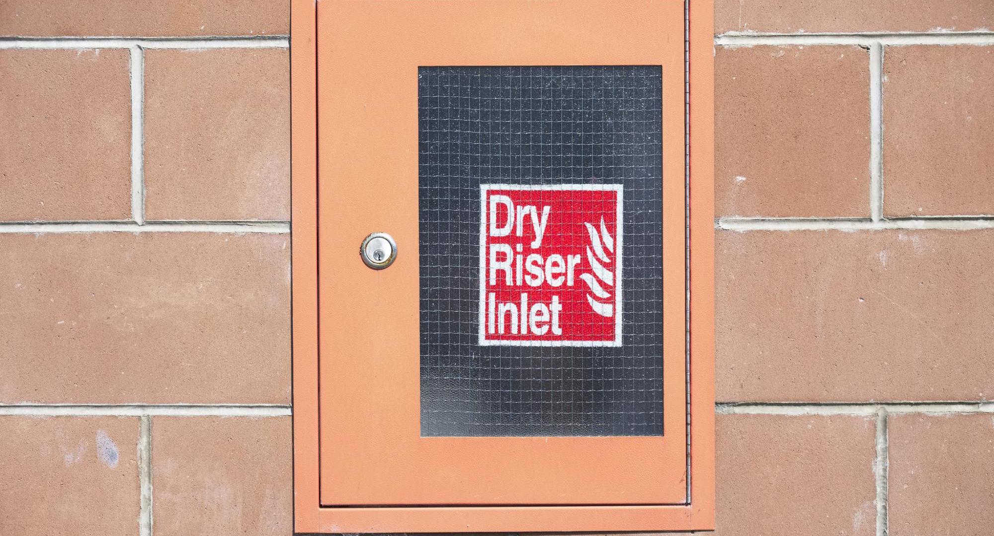 Dry riser inlet